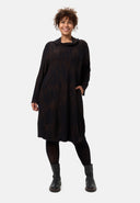 'Ombra' mekko – avara kaulus ja laskeutuva siluetti