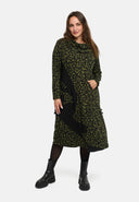 'Seriva' sukienka – artystyczna, przytulna i podkreślająca figurę