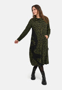 'Seriva' sukienka – artystyczna, przytulna i podkreślająca figurę