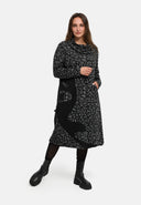 'Seriva' sukienka – artystyczna, przytulna i podkreślająca figurę