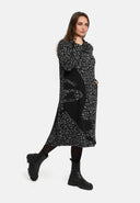 'Seriva' sukienka – artystyczna, przytulna i podkreślająca figurę