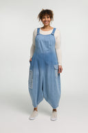 Ogrodniczki 'Sky' – Premiumowy dżins, ombre i detale z naszywkami